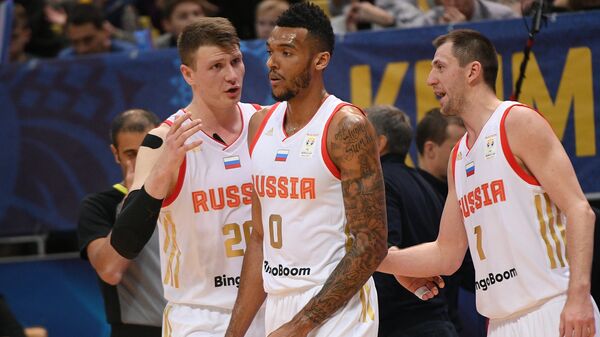 Баскетболисты сборной России Андрей Воронцевич, Джоэл Боломбой, Виталий Фридзон (слева направо)