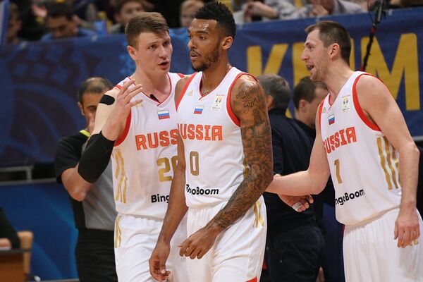Баскетболисты сборной России Андрей Воронцевич, Джоэл Боломбой, Виталий Фридзон (слева направо)