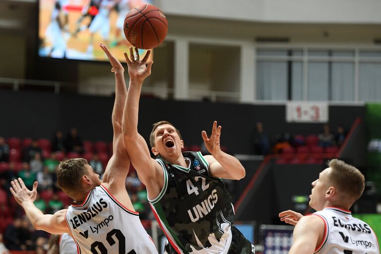 Игрок Ритаса Эймантас Бендзюс, игрок УНИКСа Евгений Колесников и игрок Ритаса Мартинас Эходас (слева направо) Игрок Ритаса Эймантас Бендзюс, игрок УНИКСа Евгений Колесников и игрок Ритаса Мартинас Эходас (слева направо)