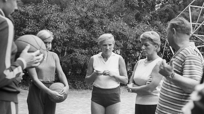 Лидия Алексеева (в центре)