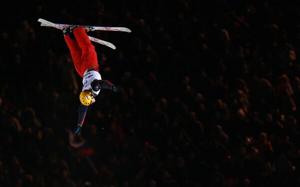 Российский лыжник-акробат Илья Буров участвует в соревнованиях по лыжной акробатике на этапе Кубка мира в Москве