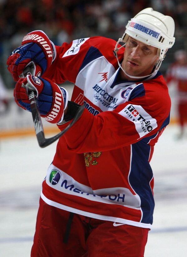 Хоккеист Алексей Ковалев