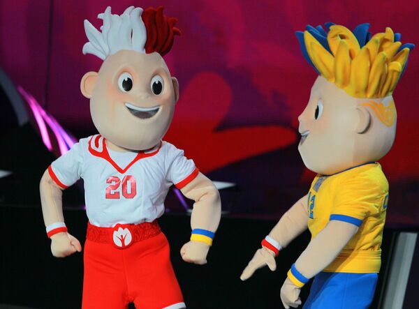 Актеры в костюмах талисманов Чемпионата Европы по футболу 2012