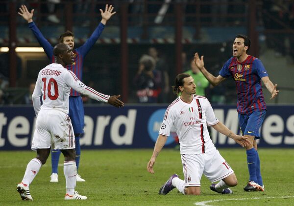 Игровой момент матча Милан - Барселона