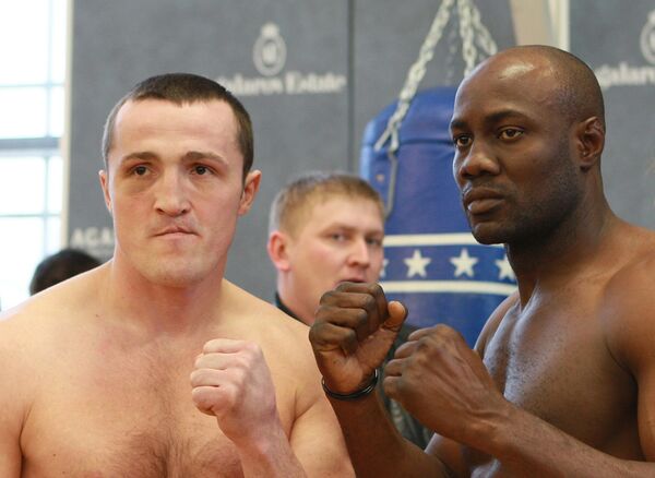 Боксеры Денис Лебедев (Россия) и Шон Кокс (Барбадос) (слева направо)