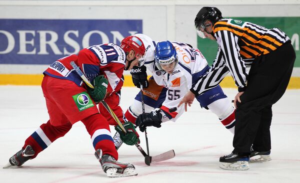 Игровой момент матча Россия - Словакия