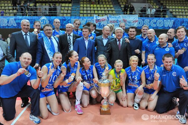 Волейболистки казанского Динамо и члены клуба