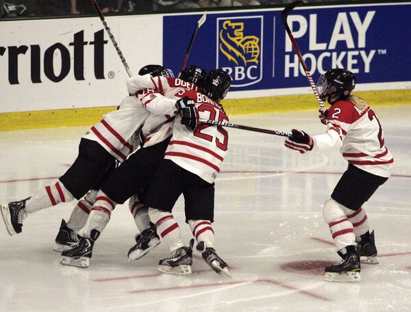 Канадские хоккеистки выиграли золото ЧМ, прервав гегемонию сборной США