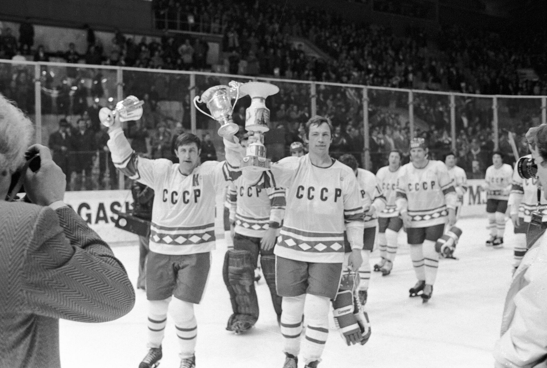 Борис Михайлов и Валерий Васильев (слева направо) Борис Михайлов и Валерий Васильев (слева направо) - РИА Новости, 1920, 06.07.2025