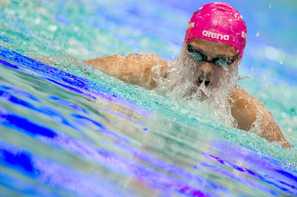Юлия Ефимова участвует в заплыве на дистанции 100 метров брассом