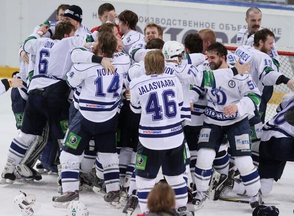 Хоккеисты Динамо (Москва) радуются победе, выиграв главный трофей КХЛ - Кубок Гагарина.