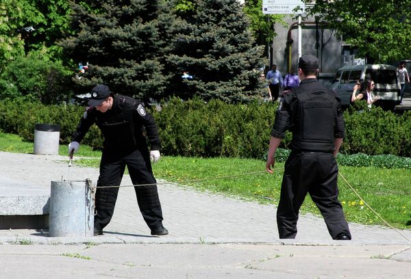 Сотрудники полиции работают на месте взрыва в Днепропетровске