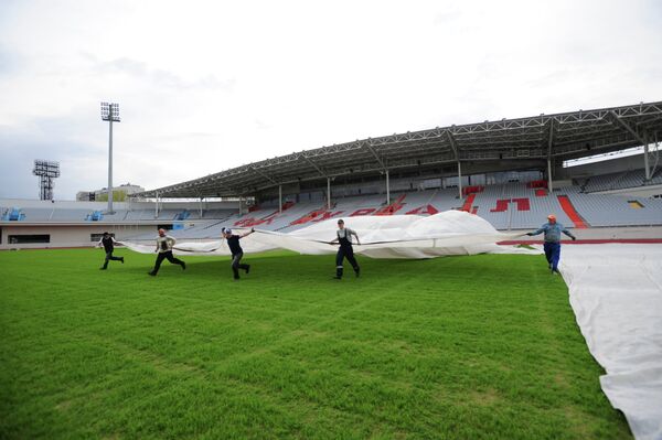 Подготовка футбольного стадиона в Екатеринбурге к финалу ЧР 2012