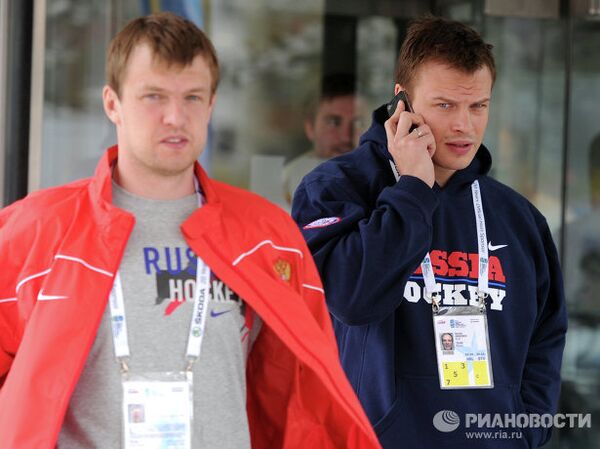 Российские хоккеисты Алексей Терещенко и Денис Денисов