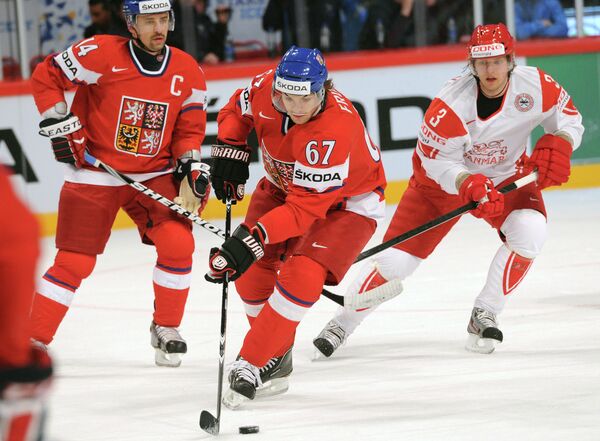 Нападающий сборной Чехии по хоккею Михаэль Фролик (в центре)