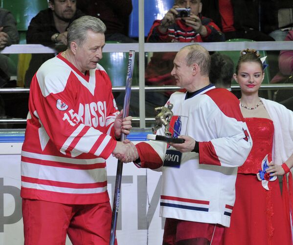 Владимиру Путину (справа)