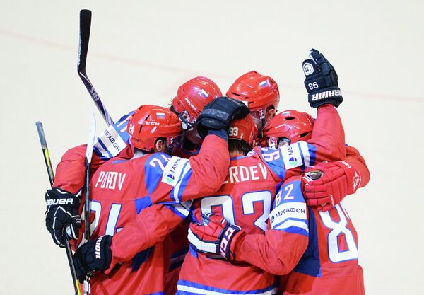 Игроки сборной России радуются забитой шайбе