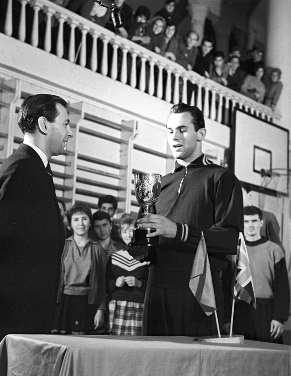 Вручение В.Брумелю кубка лучшего спортсмена мира 1961 года