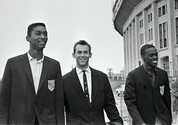 Валерий Брумель, Джон Томас (слева) и Ральф Бостон (справа)