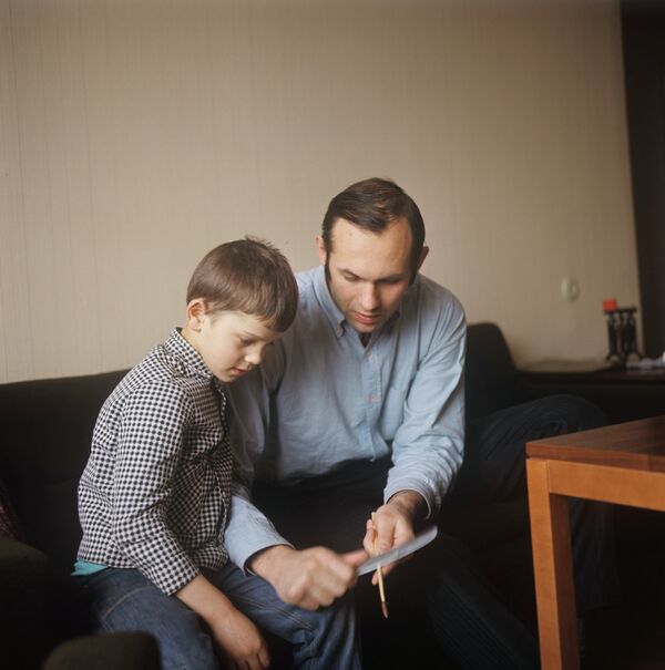 Спортсмен Валерий Брумель с сыном