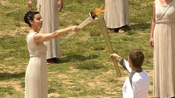 Жрица зажгла олимпийский огонь от лучей солнца в Греции