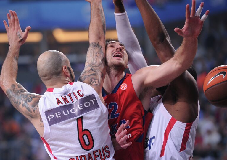 Игровой момент матча ЦСКА (Москва, Россия) - Олимпиакос (Пирей, Греция) Игровой момент матча ЦСКА (Москва, Россия) - Олимпиакос (Пирей, Греция)