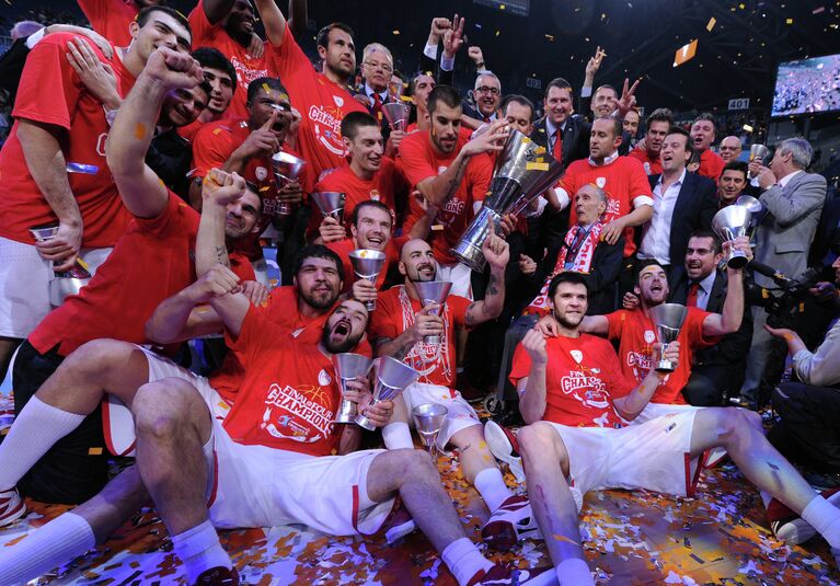 Баскетболисты и члены тренерского штаба баскетбольного клуба Олимпиакос Баскетболисты и члены тренерского штаба баскетбольного клуба Олимпиакос