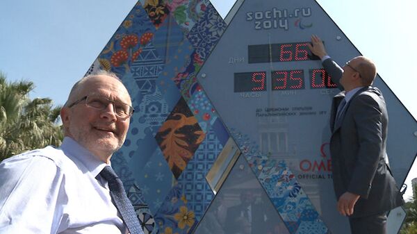 Глава МПК Крэйвен сфотографировался у олимпийских часов в Сочи