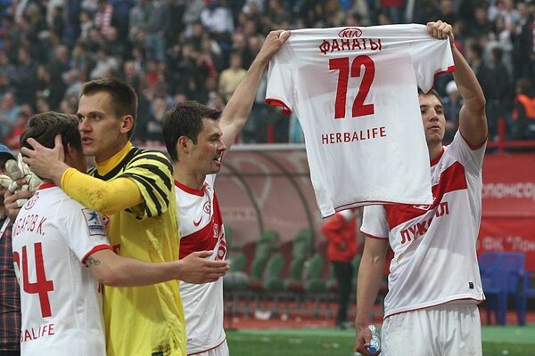 Футболисты Спартака показывают футболку с 72-м номером