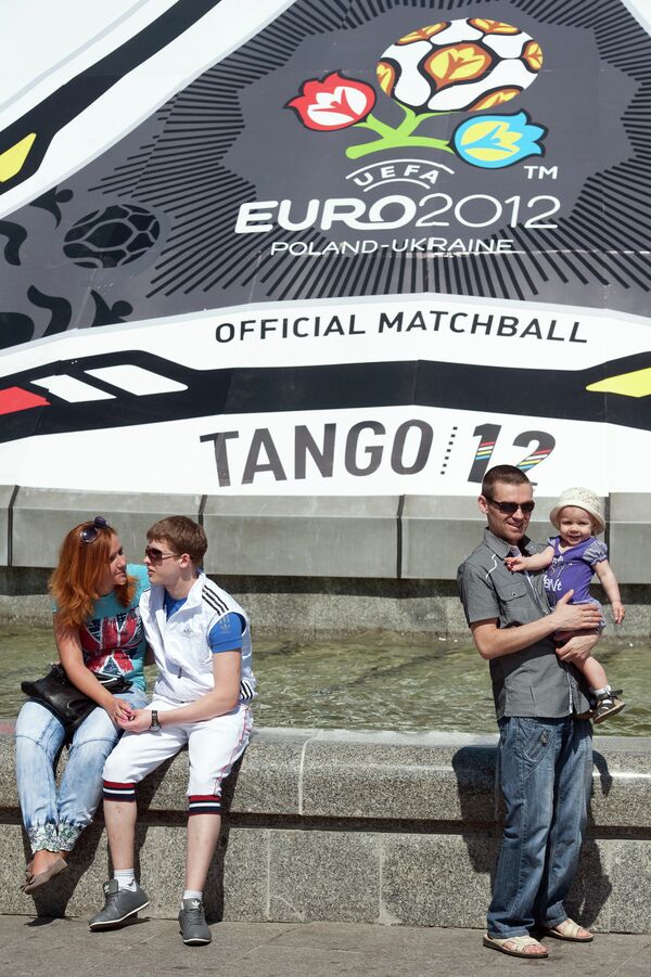 Рекламный баннер в виде официального мяча Евро-2012