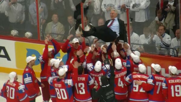 Российские хоккеисты качали тренера на руках после победы на ЧМ
