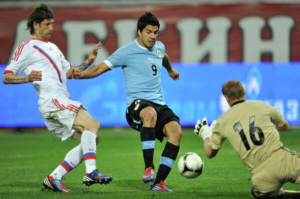 Игровой момент матча Россия - Уругвай