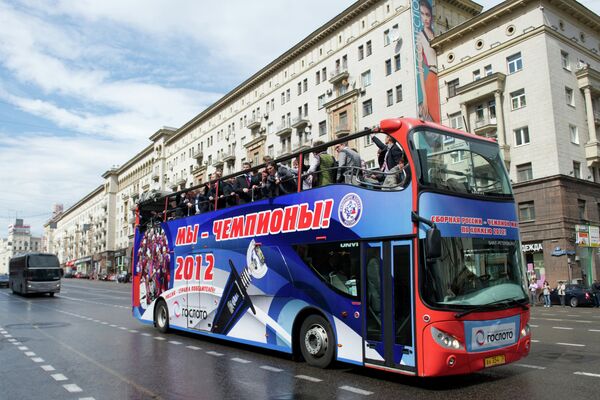 Автобус с игроками и тренерами сборной России по хоккею