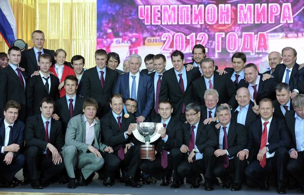 Игроки и тренеры сборной России по хоккею