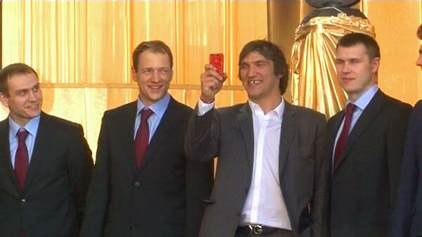 Овечкин снимал на мобильный телефон, как чествуют сборную России по хоккею