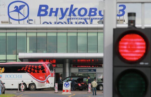 Автобус сборной России по футболу у здания международного аэропорта Внуково-3
