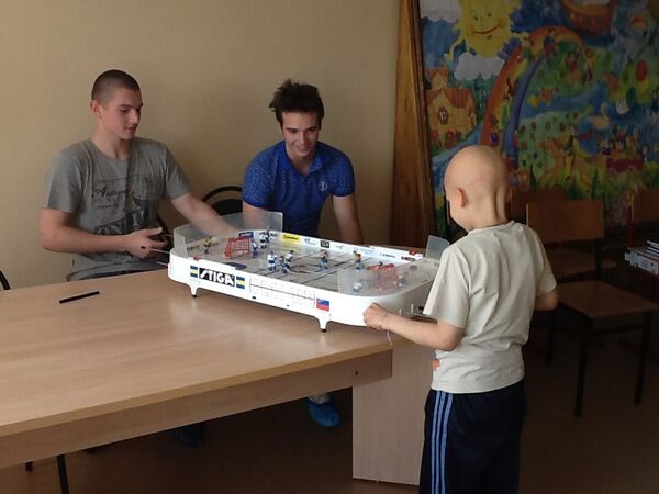 Хоккеисты молодежного Спартака посетили Онкологический центр