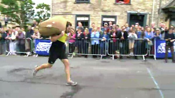 Участники чемпионата мира по бегу с мешками добирались до финиша еле дыша