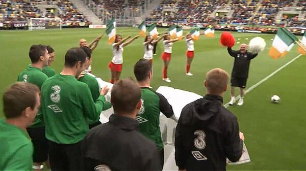 Сборную Ирландии на стадионе встретили чирлидерши и болельщики
