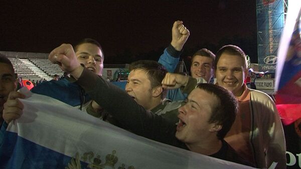 Москвичи ликуют в честь победы сборной России над чехами на Евро-2012