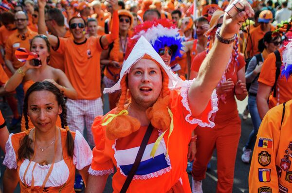 Голландские болельщики в Харькове перед матчем Нидерланды - Дания