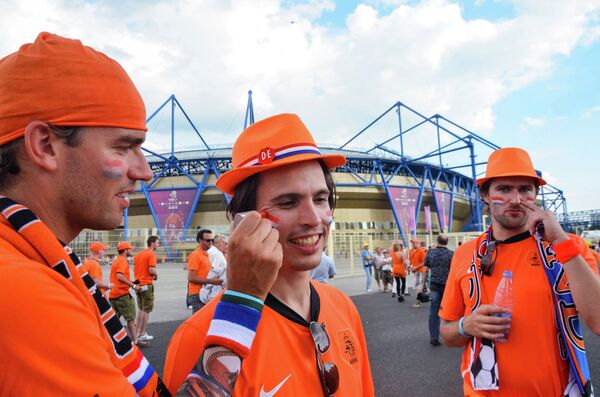 Голландские болельщики в Харькове перед матчем Нидерланды - Дания