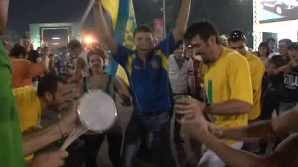 Фанаты устроили танцы с бубнами в честь победы Украины в матче Евро-2012