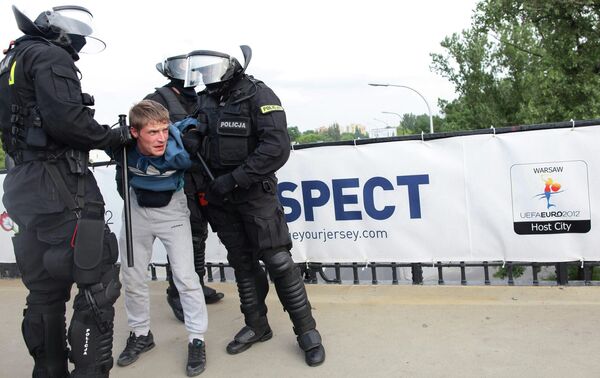 Полиция в Варшаве проводит задержание российского болельщика