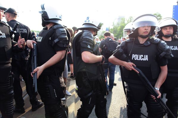 Польская полиция во время марша российских болельщиков в Варшаве
