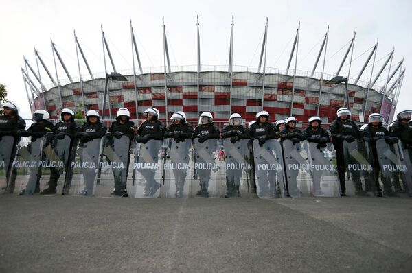 Полицейские перед Национальным стадионом в Варшаве