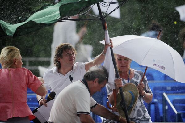 Дождь во время матча Легенды Тенниса - 2012