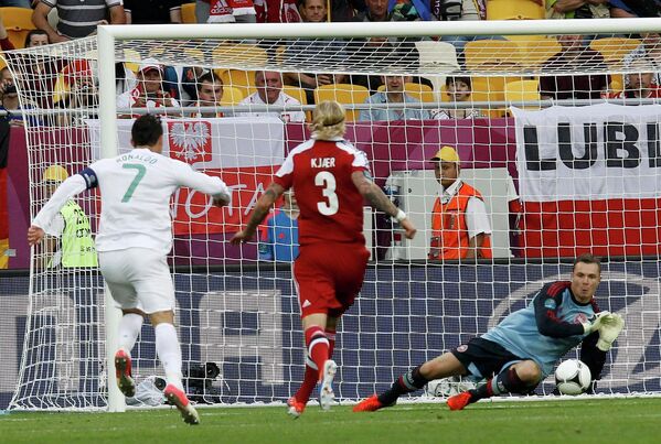 Игровой момент матча Дания - Португалия