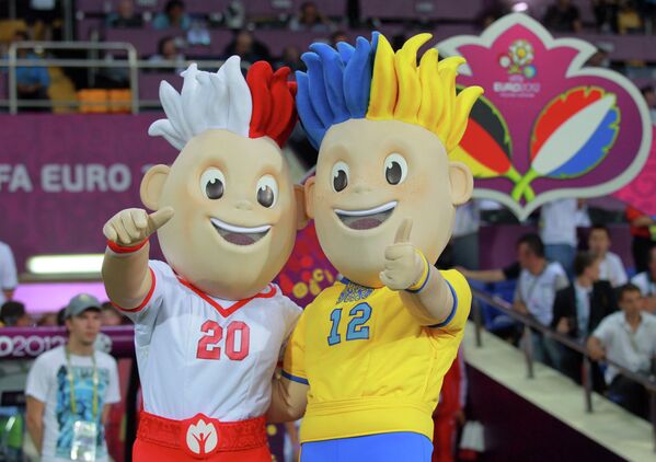 Талисманы чемпионата Европы по футболу 2012 Славек (слева) и Славко