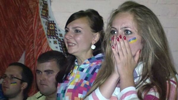 Украинцы болеют за свою сборную в храме под присмотром отца-настоятеля